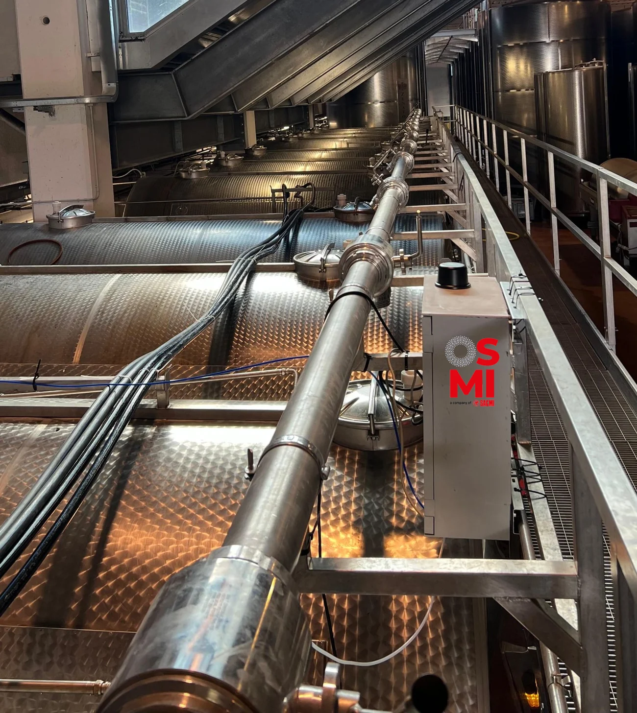 Unità OSMI installata sulla passerella sopra i serbatoi di una cantina vinicola